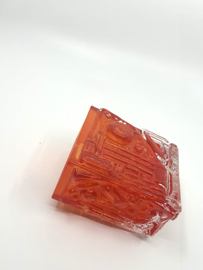 Detailansicht Orange Reliefglas-Vase im Mid Century Modern Design, skandinavisches Vintage Glasobjekt.
