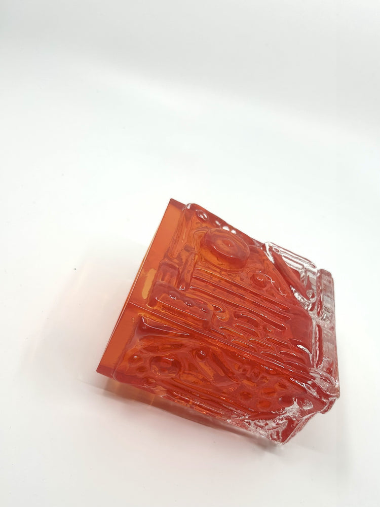 Detailansicht Orange Reliefglas-Vase im Mid Century Modern Design, skandinavisches Vintage Glasobjekt.