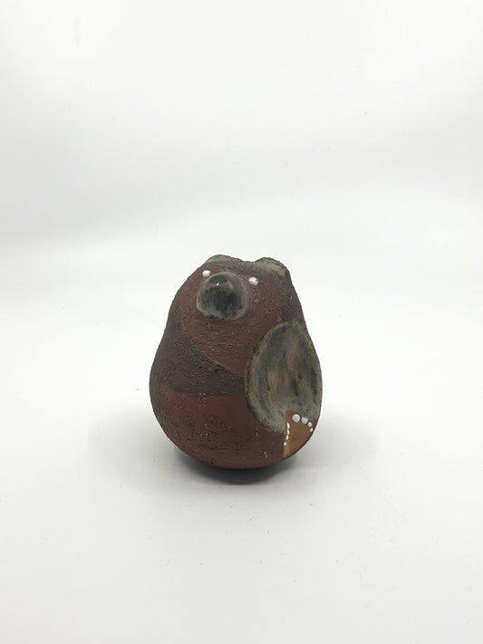 Vintage Keramikfigur „Bär“ von Thomas Hellström, Nittsjö, 1980er-Jahre, schlichte skandinavische Handarbeit in warmen Naturtönen – Vorderansicht der Figur.
