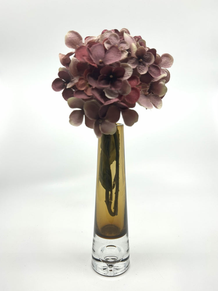 Bo Borgström Mid Century Vase aus Rauchglas mit Klarglasfuß, dekoriert mit Hortensienblüte, skandinavisches Vintage Glasdesign aus Åseda.