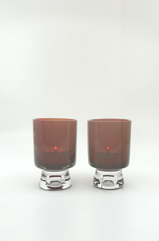 Zwei dunkelrote Tyko Axelsson Kerzenständer aus Glas, Reijmyre Schweden, 60er Jahre – elegantes Mid Century Modern Design für stilvolle Tischdekoration.