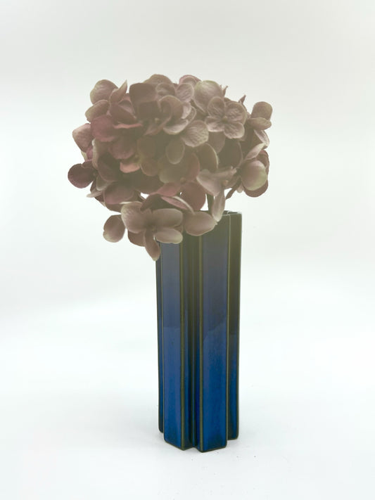 Dekorierte Octagon-Vase von Karin Björquist, Gustavsberg – schwedische Keramikvase aus den 60er Jahren mit Hortensienblüten, Mid Century Modern Stil