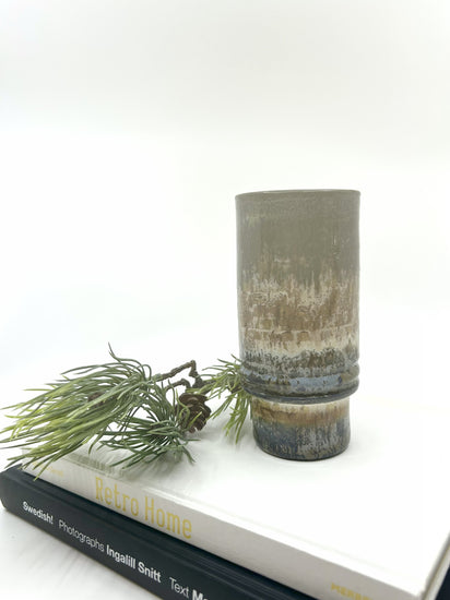 AROL Norwegen Fat Lava Vase aus den 60er Jahren – Mid Century Keramikvase mit charakteristischer Glasur in Erdtönen, dekoriert im Retro-Stil.