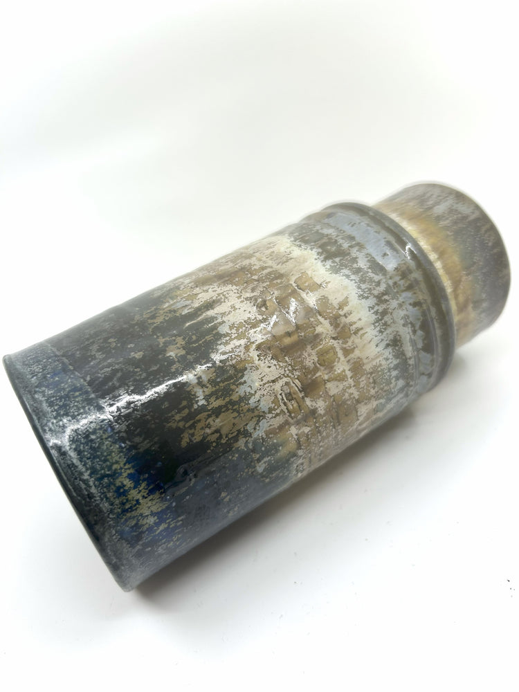 Detailaufnahme einer AROL Norwegen Fat Lava Vase, Mid Century Keramikobjekt aus den 60er Jahren mit markanter Strukturglasur in Beige, Blau und Braun