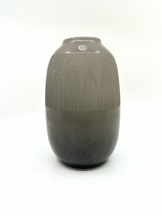 Skandinavische Keramikvase 'Rabatt' von Göran Andersson, Upsala-Ekeby, 60er Jahre – zeitlose graue Vase mit dekorativen Blumen- und Blättermotiven im Relief.