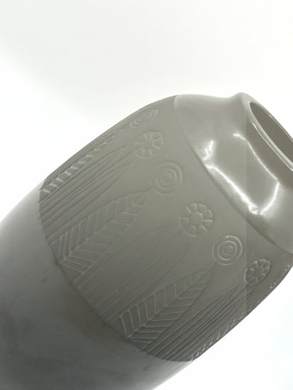 Detailansicht Vase 'Rabatt' von Göran Andersson für Upsala-Ekeby – feine Reliefverzierungen mit Blumen- und Blattmotiven, schwedisches Mid-Century Keramikdesign.