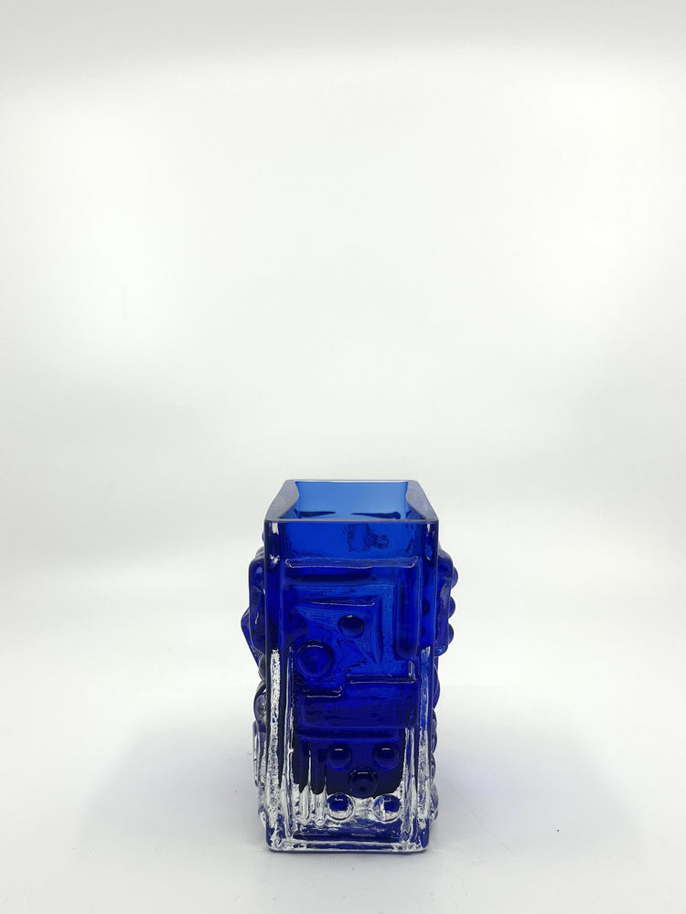 Seitenansicht der blauen Glasvase von Josef Schott, 60er Jahre – schwedisches Mid Century Modern Glasobjekt aus Smålandshyttan.