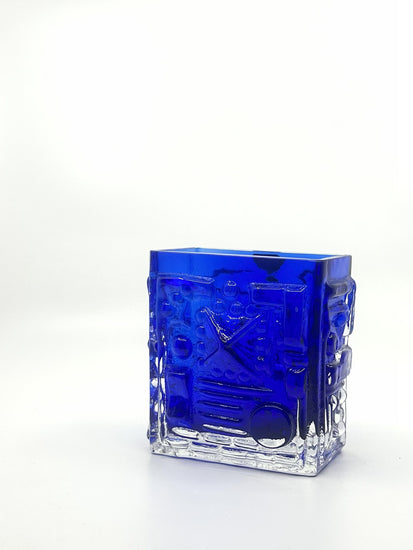 Blaue Skandinavische Glasvase von Josef Schott, handgefertigt in Smålandshyttan – stilvolles Mid Century Modern Wohnaccessoire aus Schweden.