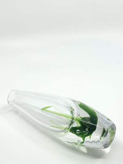 Seitenansicht der Glasvase Sjögräs von Vicke Lindstrand, schwedisches Vintage-Design der 60er-Jahre, Mid-Century-Stil, Grüne Einschlüsse mit Luftblasen