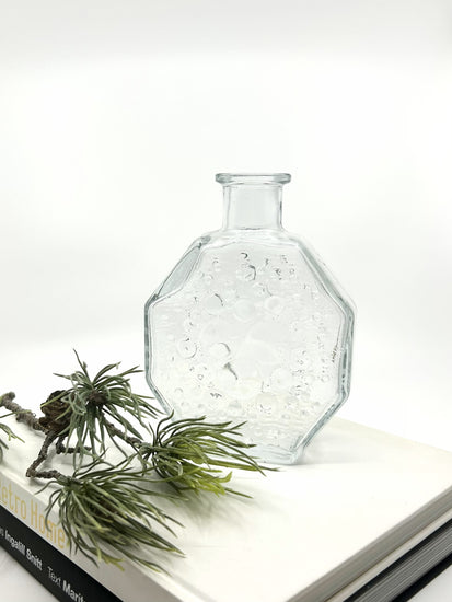 Glasvase Stella Polaris von Nanny Still für Riihimäen Lasi Oy auf Büchern dekoriert mit einem Tannenzweig, finnisches Vintage-Design der 70er-Jahre