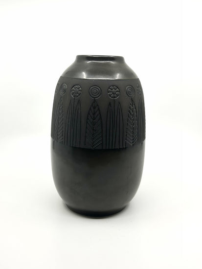 Skandinavische Keramikvase 'Rabatt' von Göran Andersson, Upsala-Ekeby, 60er Jahre – zeitlose braune Vase mit dekorativen Blumen- und Blättermotiven im Relief.