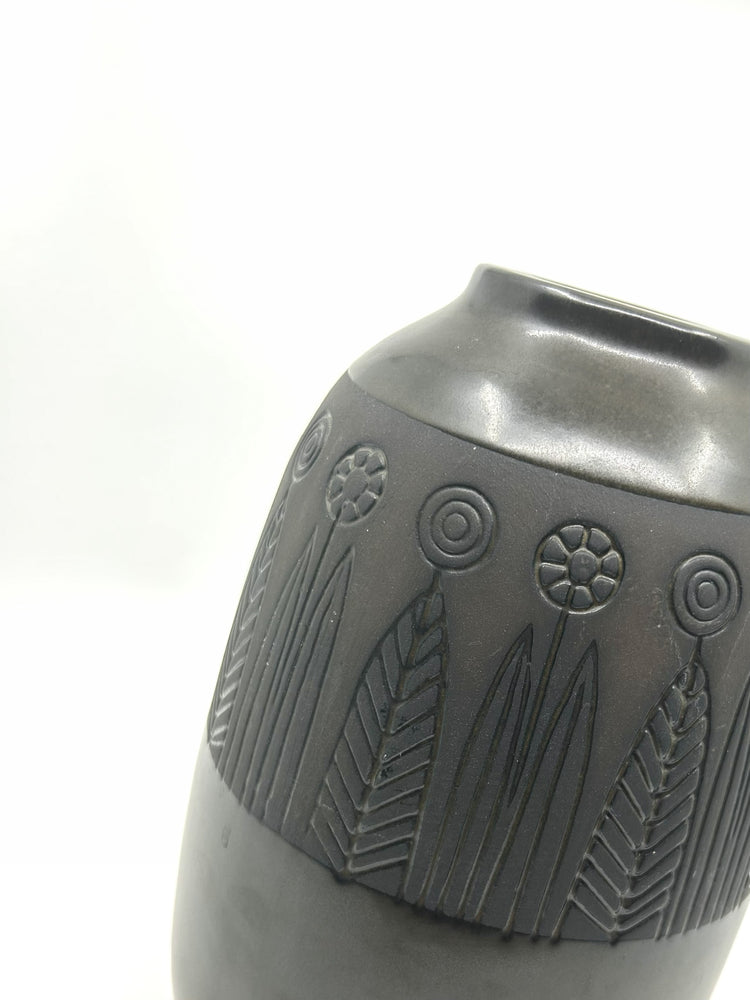 Detailansicht Vase 'Rabatt' von Göran Andersson für Upsala-Ekeby – feine Reliefverzierungen mit Blumen- und Blattmotiven, schwedisches Mid-Century Keramikdesign.