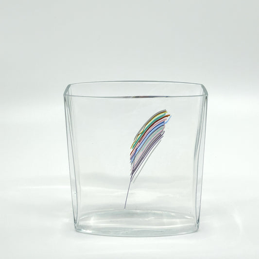 Bertil Vallien 'Rainbow' Vase von Kosta Boda, Schweden: Transparente Glasvase mit eingearbeiteten, farbenfrohen Regenbogen-Streifen – skandinavisches Design und handwerkliche Glasbläserkunst