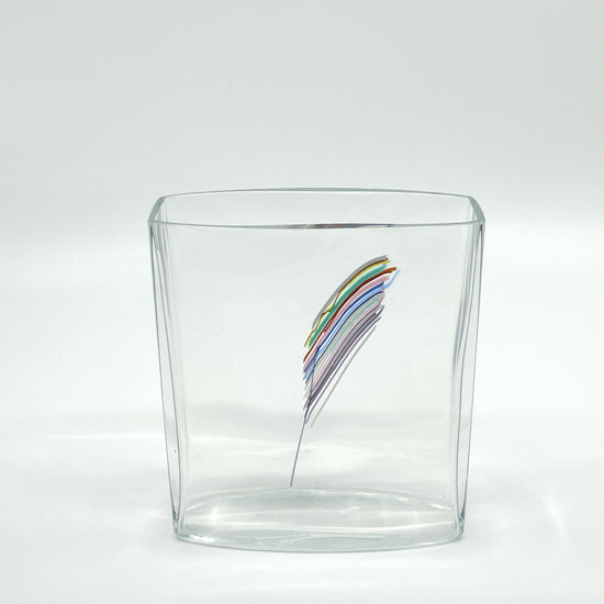 Bertil Vallien 'Rainbow' Vase von Kosta Boda, Schweden: Transparente Glasvase mit eingearbeiteten, farbenfrohen Regenbogen-Streifen – skandinavisches Design und handwerkliche Glasbläserkunst