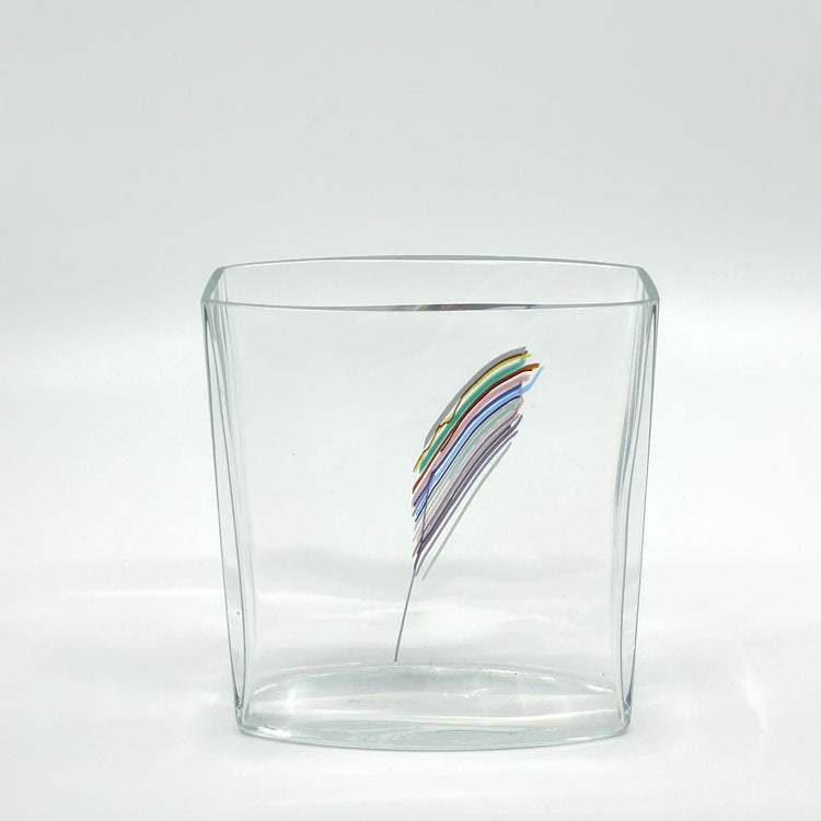 Bertil Vallien 'Rainbow' Vase von Kosta Boda, Schweden: Transparente Glasvase mit eingearbeiteten, farbenfrohen Regenbogen-Streifen – skandinavisches Design und handwerkliche Glasbläserkunst