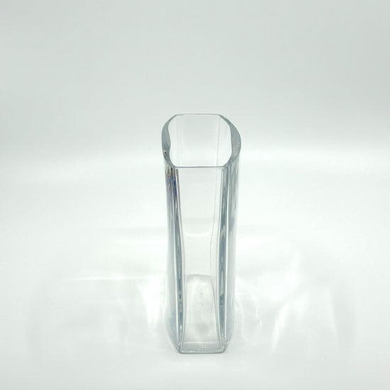 Seitliche Ansicht der Kosta Boda 'Rainbow' Vase: Schlanke, transparente Glasvase mit integrierten Regenbogenfarben – modernes schwedisches Design für Blumenarrangements