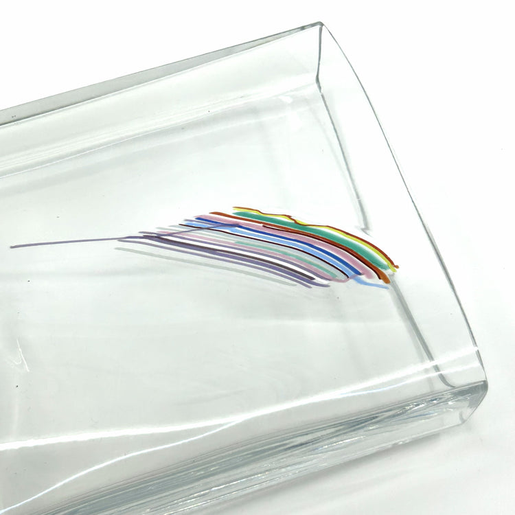 Detailansicht der Kosta Boda 'Rainbow' Vase: Feine, bunte Glasstreifen in Regenbogenfarben, eingearbeitet in klares Glas – künstlerische Glasgestaltung aus Schweden