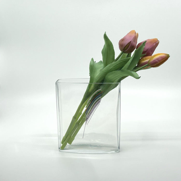 Bertil Vallien 'Rainbow' Vase mit rosa Tulpen: Klare Glasvase mit farbenfrohen Regenbogen-Streifen und frischen Frühlingsblumen – skandinavisches Interieur und Floristik