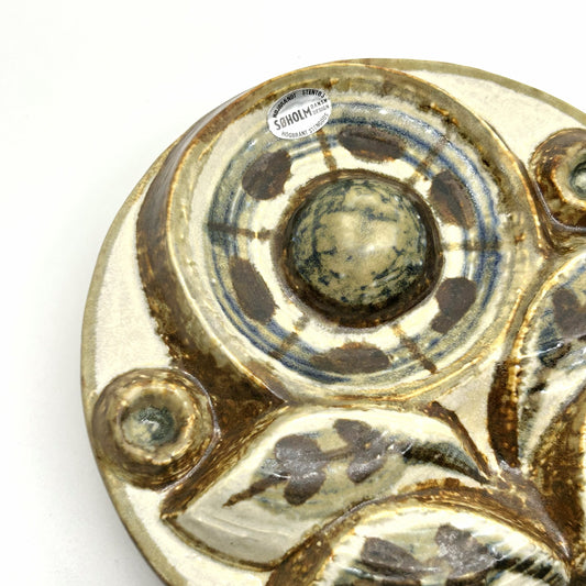 Detailansicht der Søholm Keramik-Wanddeko: Reliefartige Blätter, glasiertes Zentrum und erdige Farbtöne – künstlerische Keramik aus Dänemark