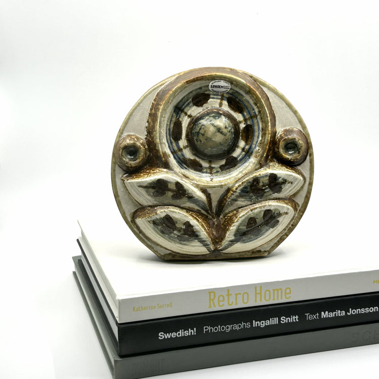 Dänische Keramik-Wanddeko von Noomi Backhausen und Arne Finne auf Buch 'Swedish! Retro Home': Reliefartige Keramikplatte mit natürlichen Motiven und erdigen Glasuren – nordisches Interieur-Design