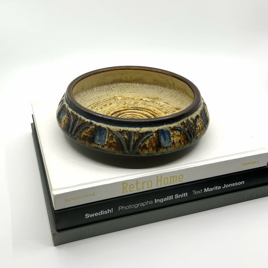 Dänische Keramikschale von Noomi Backhausen und Arne Finne auf Büchern 'Retro Home' und 'Swedish!': Dekorative Schale mit konzentrischen Mustern und erdiger Glasur – nordisches Interieur-Design