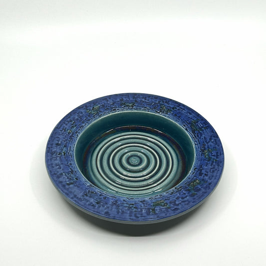 Göran Andersson 'Anakonda' Schale von Upsala-Ekeby, Schweden: Handgefertigte Keramikschale mit blauer Glasur, konzentrischen Kreisen und strukturiertem Rand – skandinavisches Design der 1960er Jahre