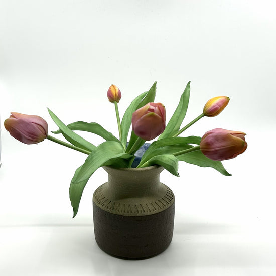 Dänische Keramikvase von Einar Johanson mit rosa Tulpen: Sandfarbene Vase mit strukturiertem Rand und blauem Innenbereich – nordisches Interieur-Design und natürliche Frühlingsatmosphäre