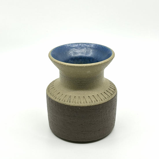 Detailansicht der Søholm Keramikvase: Sandfarbene Oberfläche mit strukturiertem Rand und blauem Glasurakzent – künstlerische Keramik aus Dänemark