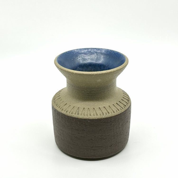 Detailansicht der Søholm Keramikvase: Sandfarbene Oberfläche mit strukturiertem Rand und blauem Glasurakzent – künstlerische Keramik aus Dänemark