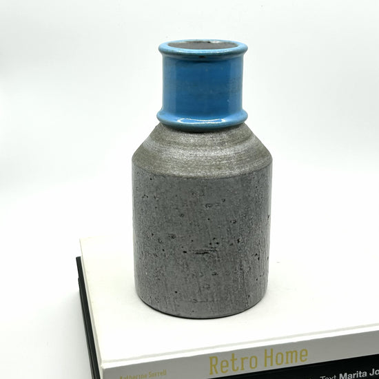 Mari Simmulson 'Tamara-Aladino' Vase von Upsala-Ekeby, Schweden: Handgefertigte Keramikvase mit grauer, strukturierter Oberfläche und blauem Hals – skandinavisches Design der 1960er Jahre