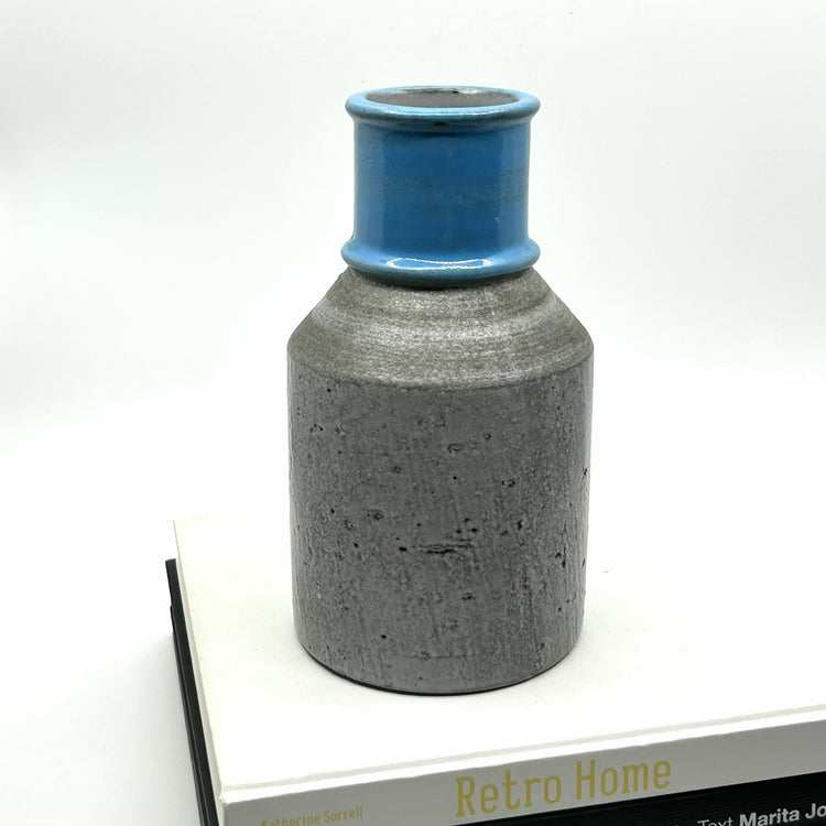 Mari Simmulson 'Tamara-Aladino' Vase von Upsala-Ekeby, Schweden: Handgefertigte Keramikvase mit grauer, strukturierter Oberfläche und blauem Hals – skandinavisches Design der 1960er Jahre