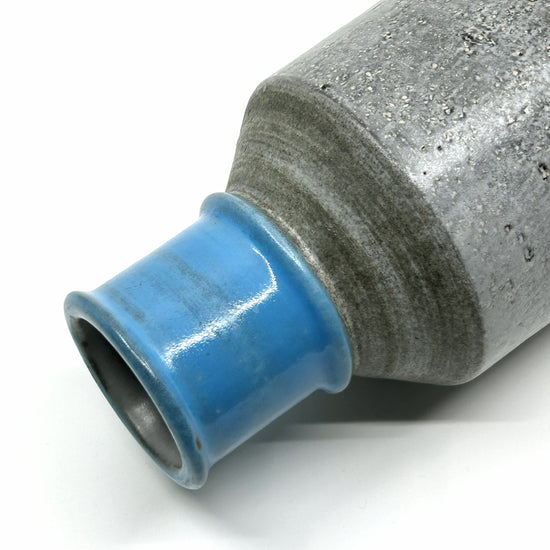Detailansicht der Mari Simmulson Vase: Blau glasierter Hals mit glatter Oberfläche und grauer, strukturierter Keramik – schwedische Handwerkskunst