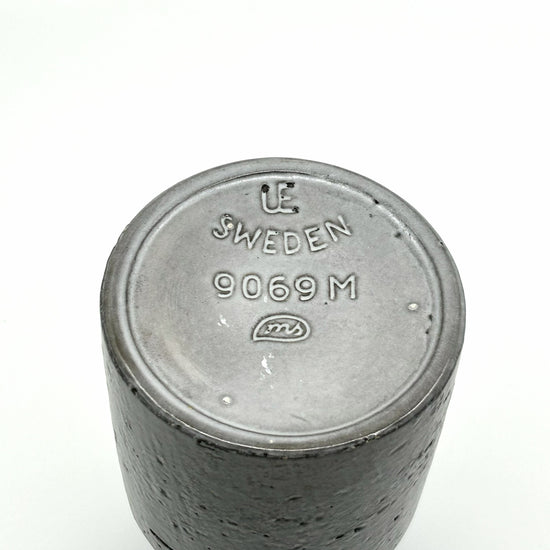 Detailansicht der Mari Simmulson Vase: Blau glasierter Hals mit glatter Oberfläche und grauer, strukturierter Keramik – schwedische Handwerkskunst