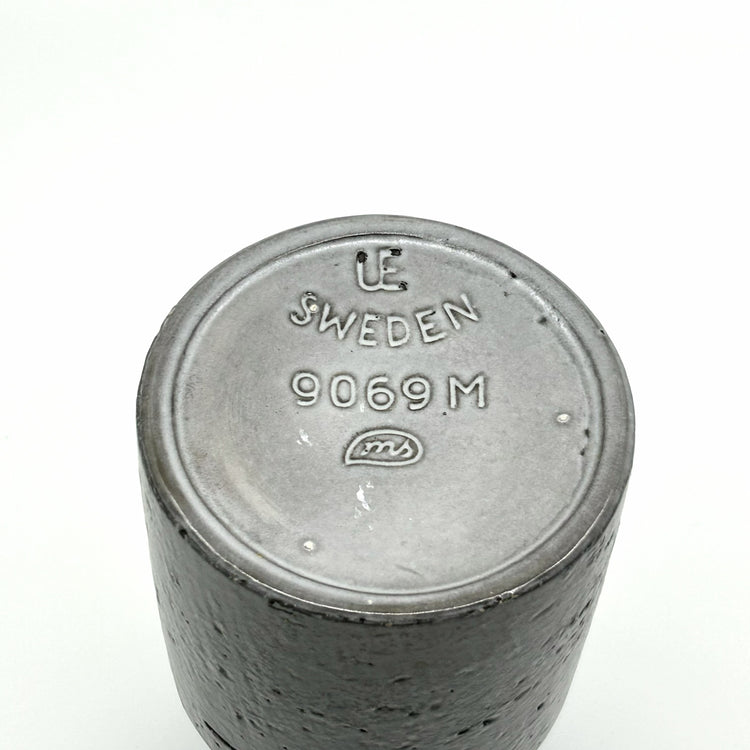 Detailansicht der Mari Simmulson Vase: Blau glasierter Hals mit glatter Oberfläche und grauer, strukturierter Keramik – schwedische Handwerkskunst