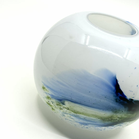 Detailansicht der Riihimäki Lasi 'Koralli' Vase: Feine, fließende Glasur in Blau- und Grüntönen mit natürlicher, korallenartiger Struktur – finnische Handwerkskunst