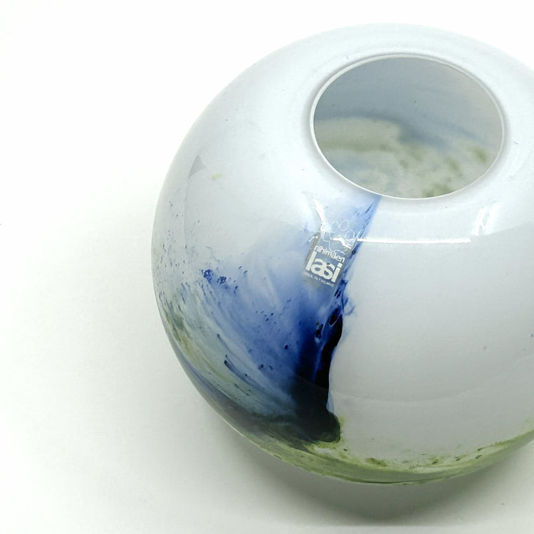 Seitliche Ansicht der Tamara Aladins 'Koralli' Vase: Kugelförmige Glasvase mit koralleninspirierten Farbverläufen und Signatur 'Riihimäki Lasi' – authentisches finnisches Design