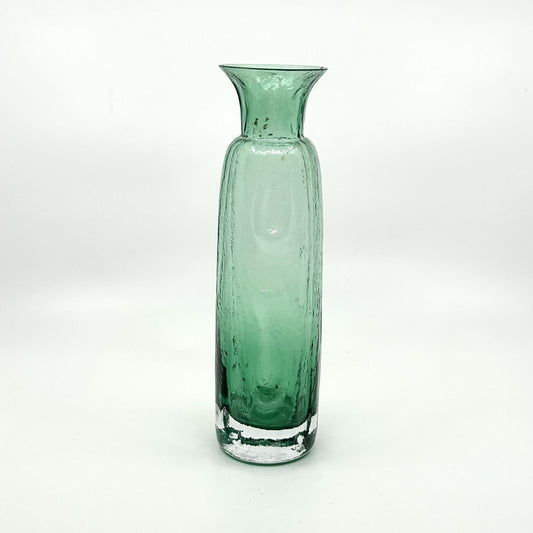 une Strand 'Blomknyte' Vase von SEA Glasbruk: Handgefertigte Glasvase in Grün mit strukturierter, blumenartiger Oberfläche – skandinavische Glaskunst und organisches Design