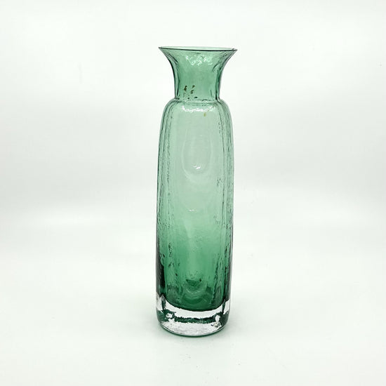 une Strand 'Blomknyte' Vase von SEA Glasbruk: Handgefertigte Glasvase in Grün mit strukturierter, blumenartiger Oberfläche – skandinavische Glaskunst und organisches Design