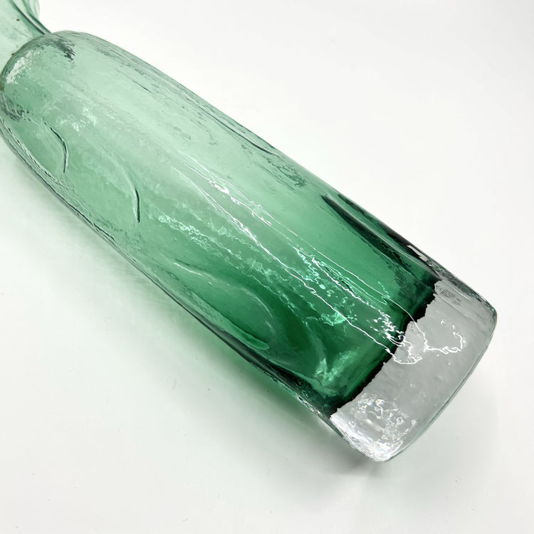 Detailansicht der Glasvase 'Blomknyte' von Rune Strand mit blütenförmigen Mustern und strukturierter Oberfläche – schwediche Handwerkskunst und zeitloses Desig