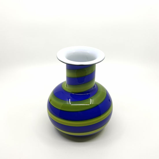 Per-Olof Ström Glasvase: Seitliche Ansicht der kugelförmigen Vase mit blauen und apfelgrünen Farbverläufen – hochwertige schwedische Glaskunst der skandinavischen Moderne