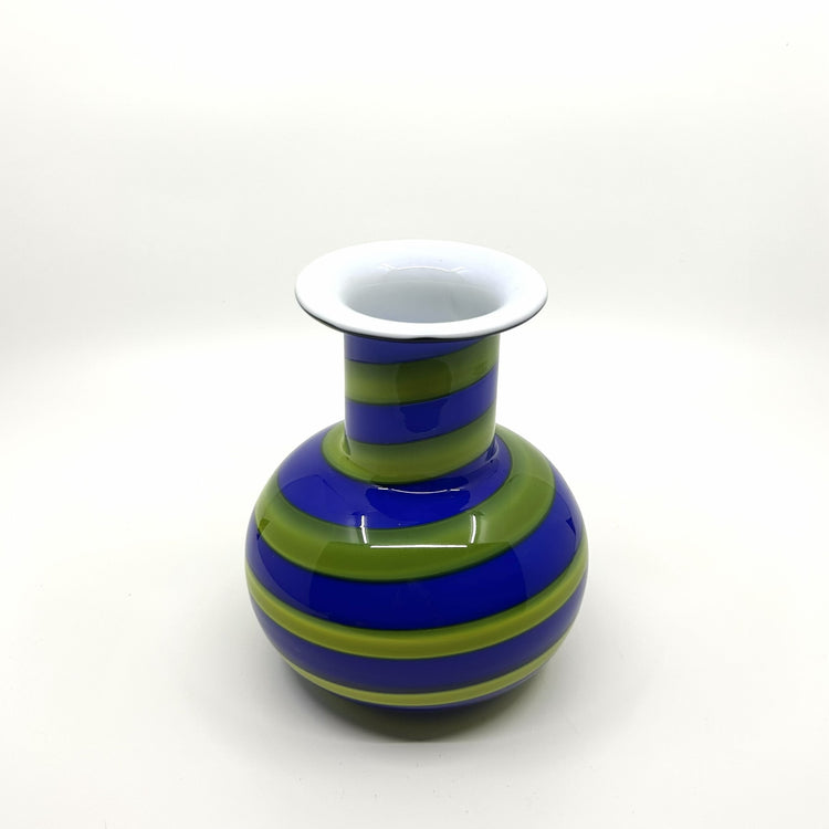 Per-Olof Ström Glasvase: Seitliche Ansicht der kugelförmigen Vase mit blauen und apfelgrünen Farbverläufen – hochwertige schwedische Glaskunst der skandinavischen Moderne