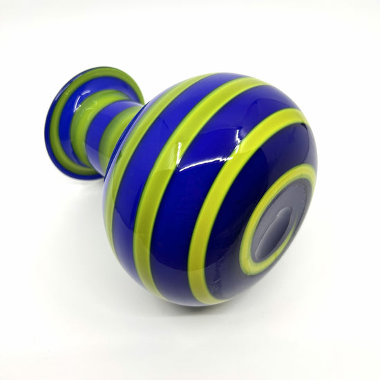 Unteransicht der Per-Olof Ström Vase: Blick auf die Basis der Glasvase mit blauen und apfelgrünen Streifen – künstlerische Glaskunst aus Alsterfors, Schweden