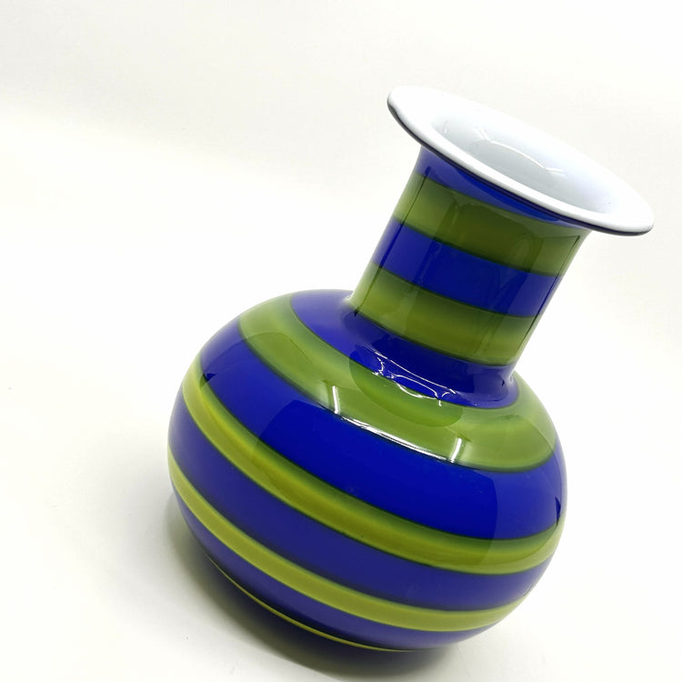 Detailansicht der Per-Olof Ström Vase: Nahaufnahme der transparenten Glasvase mit blauen und apfelgrünen horizontalen Streifen – schwedische Handwerkskunst und dekorative Eleganz