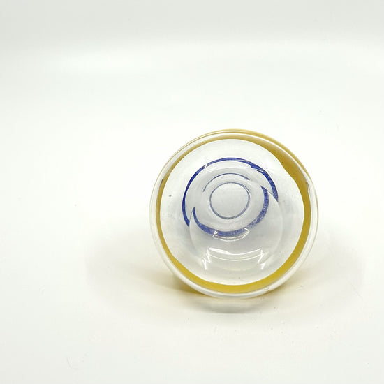 Unteransicht der Ulrica Hydman Vallien Vase: Transparente Glasvase mit gelbem und blauem Streifen, Blick auf die Basis – künstlerische Glaskunst aus Schweden