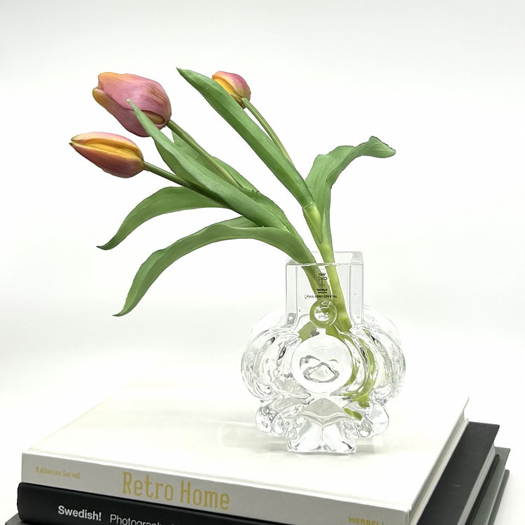Skruf Glasvase mit Tulpen: Handgefertigte Kristallglasvase in Blumenform, gefüllt mit rosa Tulpen – schwedische Glaskunst und zeitloses skandinavisches Design