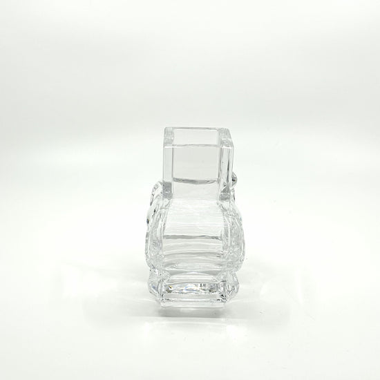 Skruf Glasvase von der Seite: Kristallklare Glasvase mit organischer Blumenform und quadratischem Aufsatz – schwedisches Design und handwerkliche Präzision