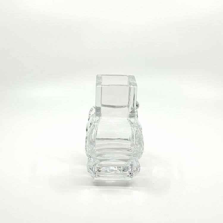 Skruf Glasvase von der Seite: Kristallklare Glasvase mit organischer Blumenform und quadratischem Aufsatz – schwedisches Design und handwerkliche Präzision