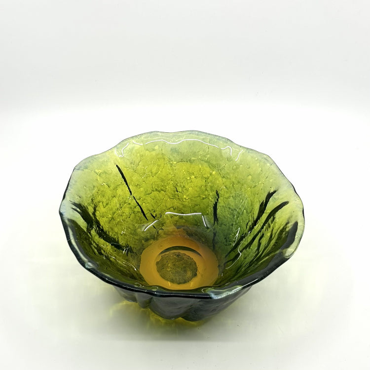 Kosta Boda Schale von Göran Wörff: Schale mit olivgrüner, strukturierter Oberfläche und gelbem Boden, fotografiert von oben – hochwertige skandinavische Glaskunst und Hygge-Inspiration