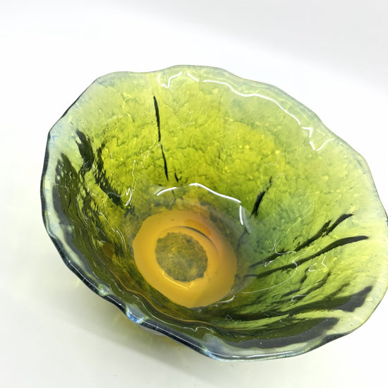 Detailansicht der Göran Wörff Schale: Nahaufnahme der strukturierten, blattförmigen Glasoberfläche mit olivgrünen Farbtönen und gelbem Innenrand – schwedische Glaskunst und organisches Design
