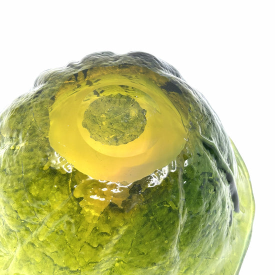 Unteransicht der Göran Wörff Schale: Blick auf den gelben Boden und die strukturierte Glasoberfläche – handgefertigte schwedische Glaskunst und zeitloses Desig